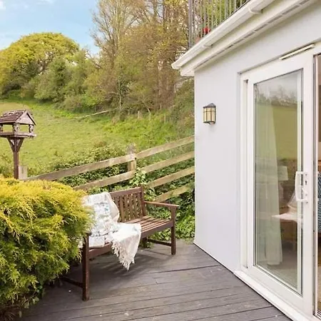 Cosy Beachfront Retreat With Stunning Sea Views & Free Access To A Local Indoor Pool Holiday home Talland