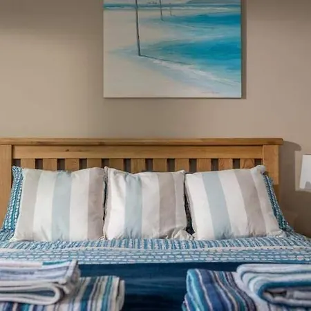 Cosy Beachfront Retreat With Stunning Sea Views & Free Access To A Local Indoor Pool * Talland