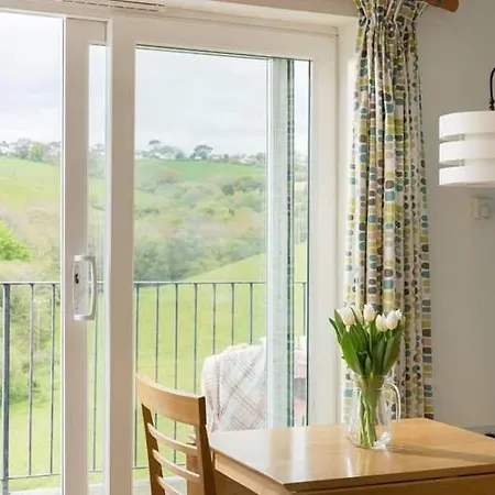 Cosy Beachfront Retreat With Stunning Sea Views & Free Access To A Local Indoor Pool *