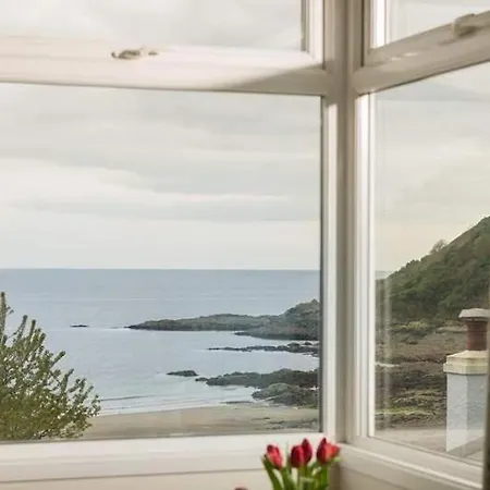 Holiday home Cosy Beachfront Retreat With Stunning Sea Views & Free Access To A Local Indoor Pool *