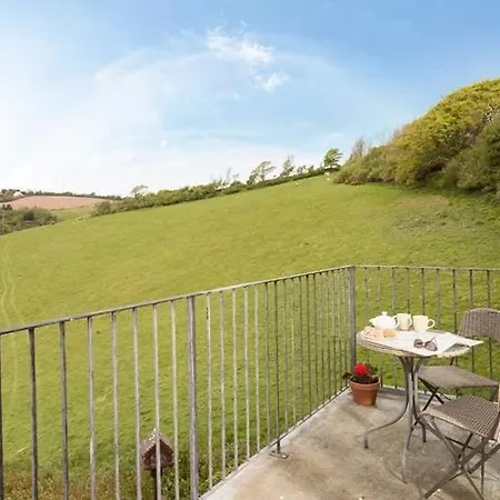 Cosy Beachfront Retreat With Stunning Sea Views & Free Access To A Local Indoor Pool Holiday home *