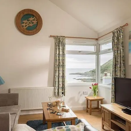 Cosy Beachfront Retreat With Stunning Sea Views & Free Access To A Local Indoor Pool Holiday home Talland