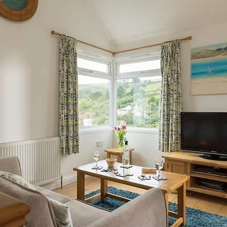 Cosy Beachfront Retreat With Stunning Sea Views & Free Access To A Local Indoor Pool Holiday home *